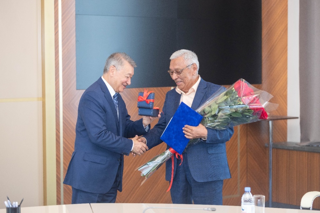 Пәтер кілтін табыстау сәті